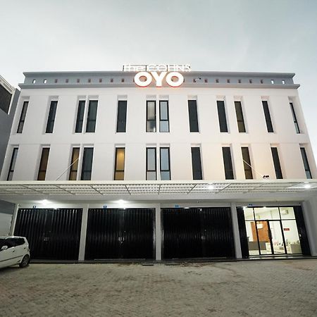 Super Oyo Capital O 449 The Colins Hotel Keputih Exterior photo