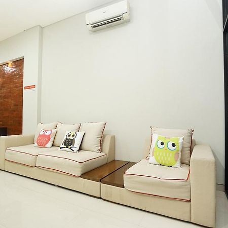 Super Oyo Capital O 449 The Colins Hotel Keputih Exterior photo