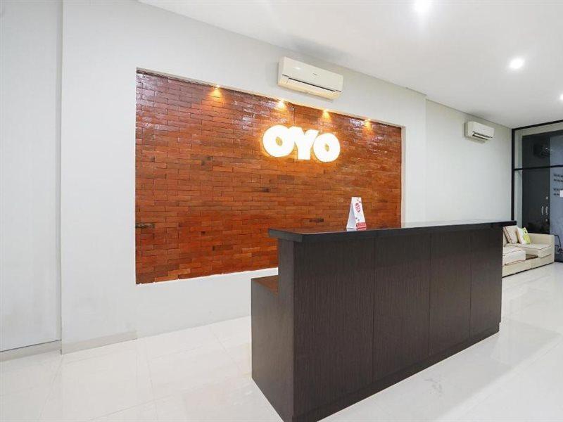 Super Oyo Capital O 449 The Colins Hotel Keputih Exterior photo