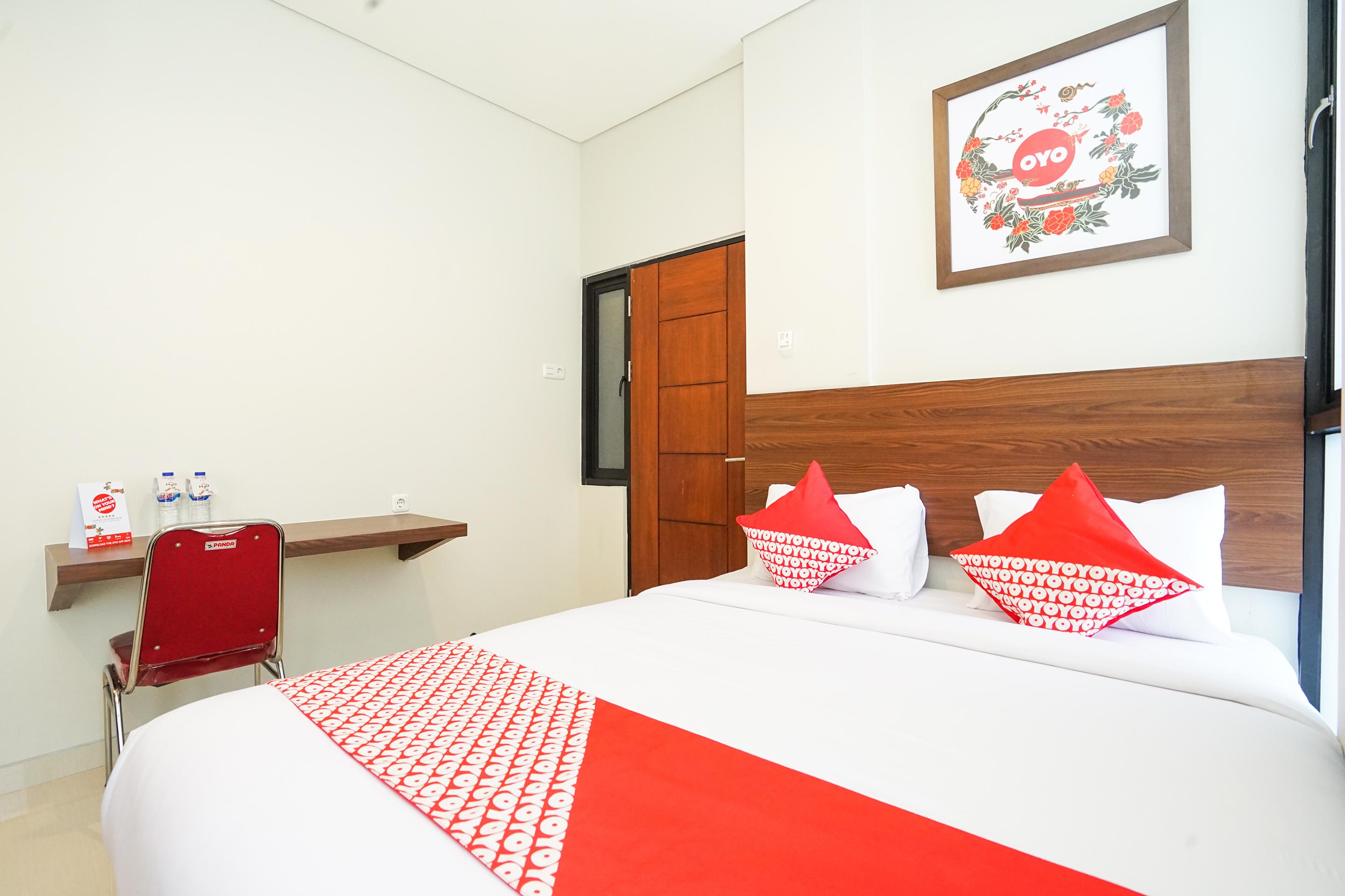 Super Oyo Capital O 449 The Colins Hotel Keputih Exterior photo