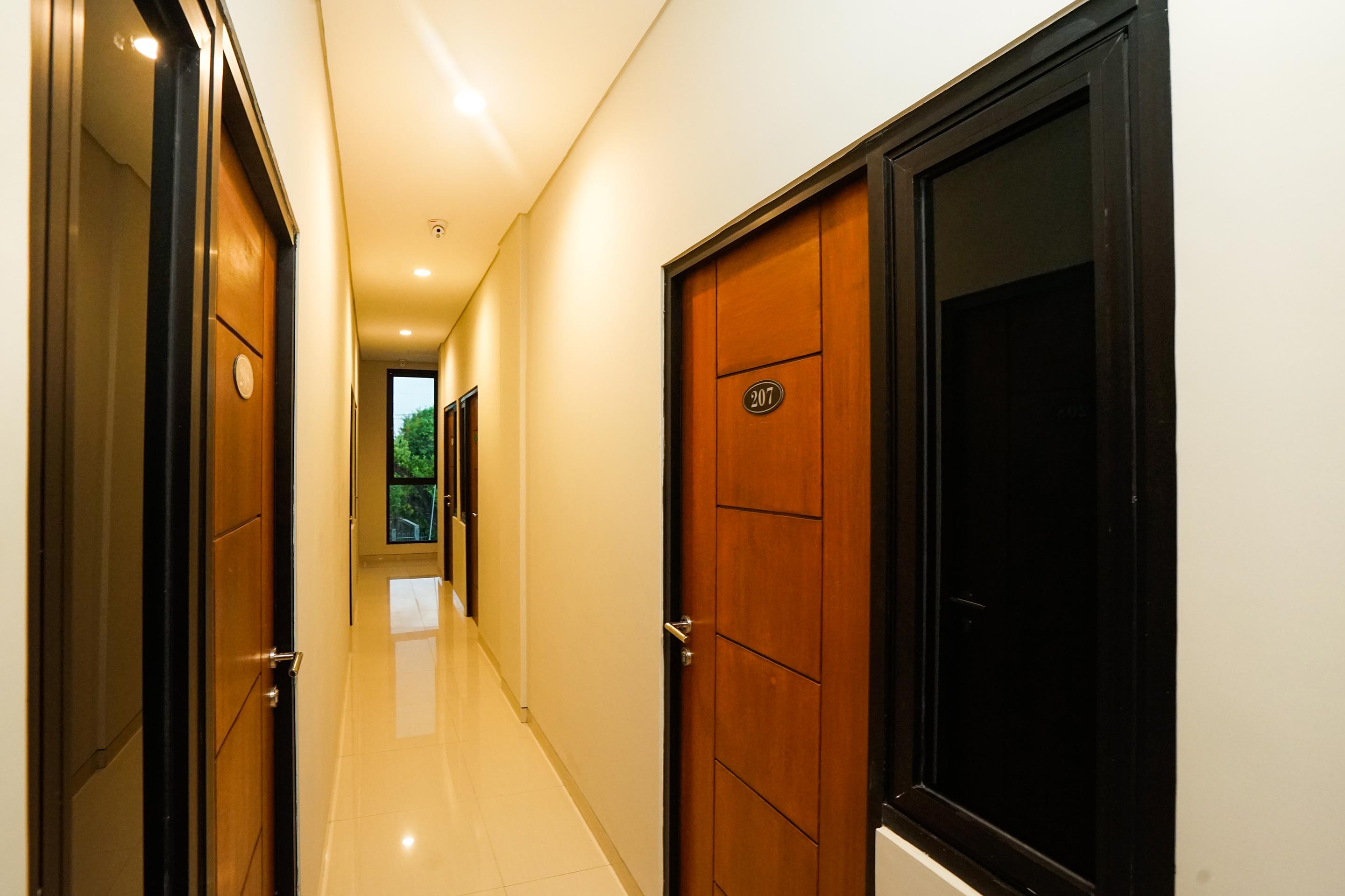 Super Oyo Capital O 449 The Colins Hotel Keputih Exterior photo