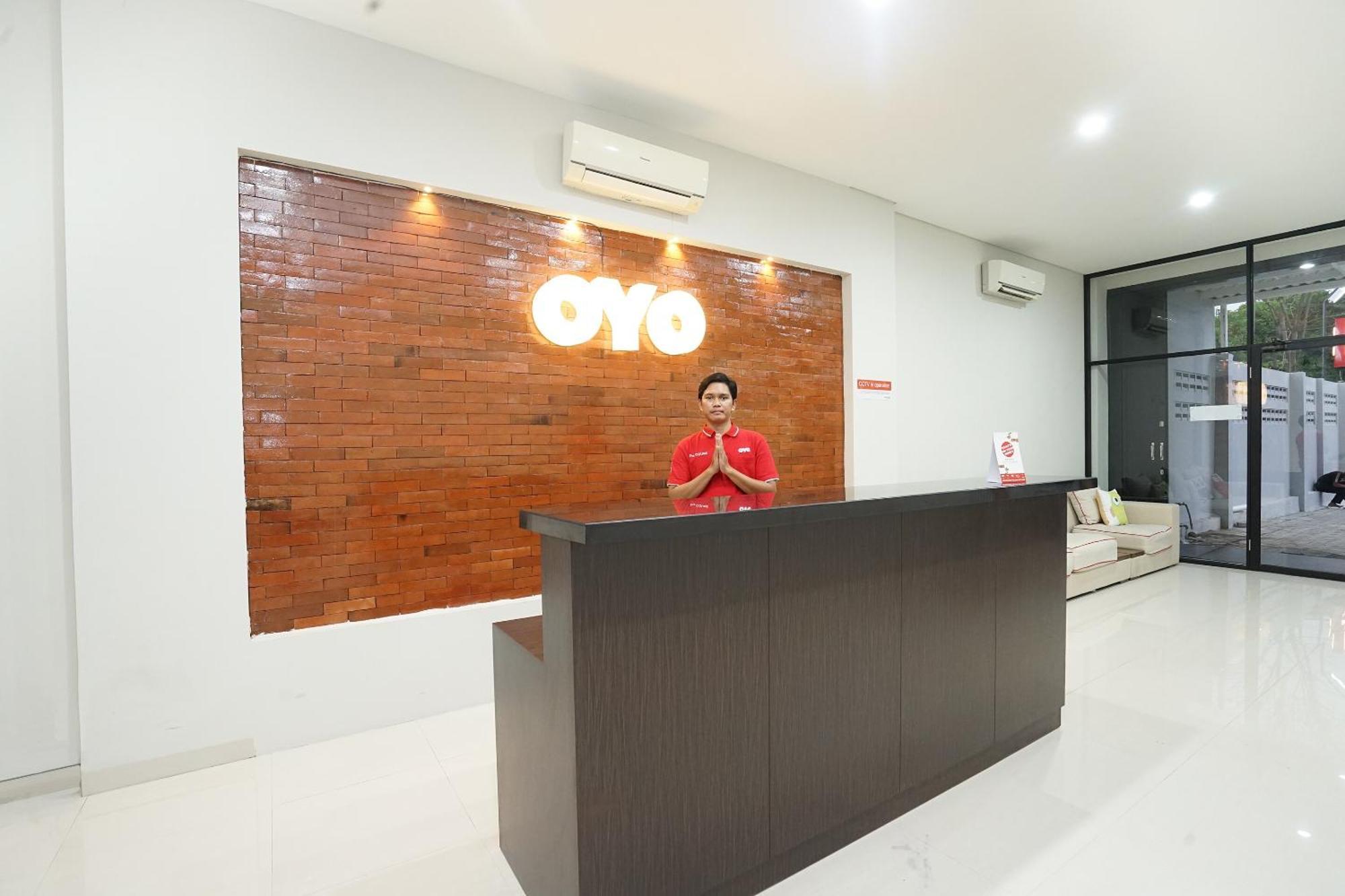 Super Oyo Capital O 449 The Colins Hotel Keputih Exterior photo