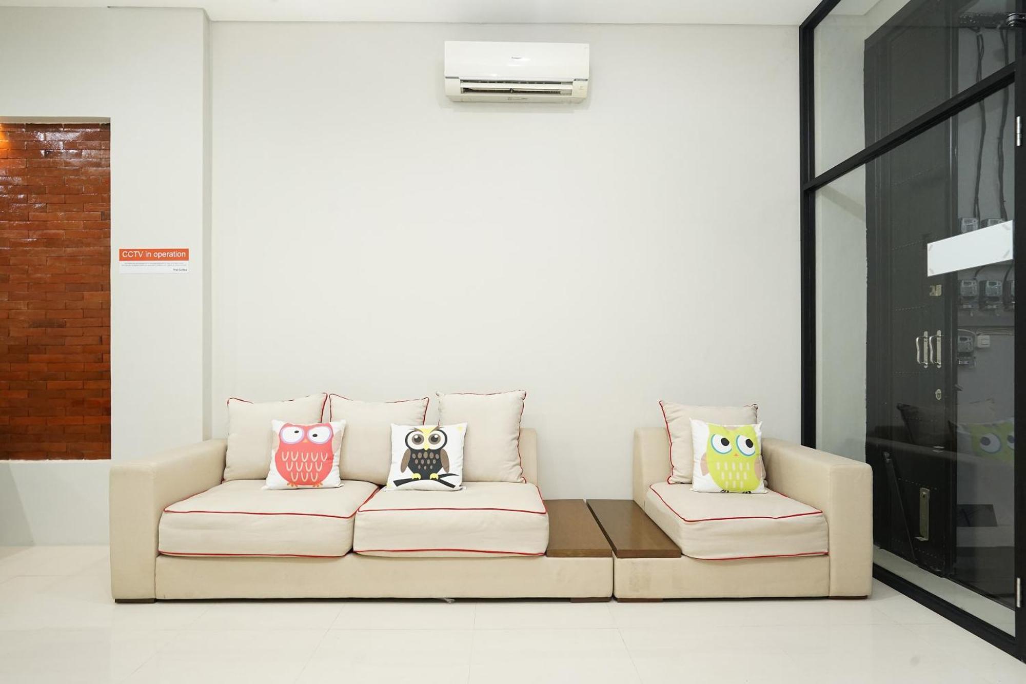 Super Oyo Capital O 449 The Colins Hotel Keputih Exterior photo