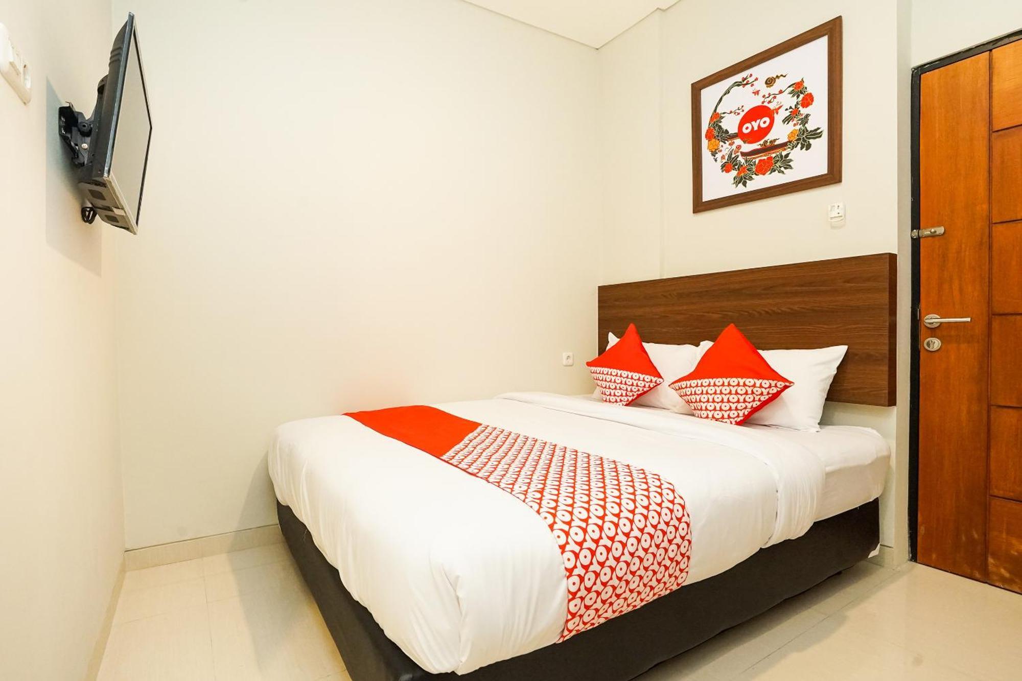 Super Oyo Capital O 449 The Colins Hotel Keputih Exterior photo